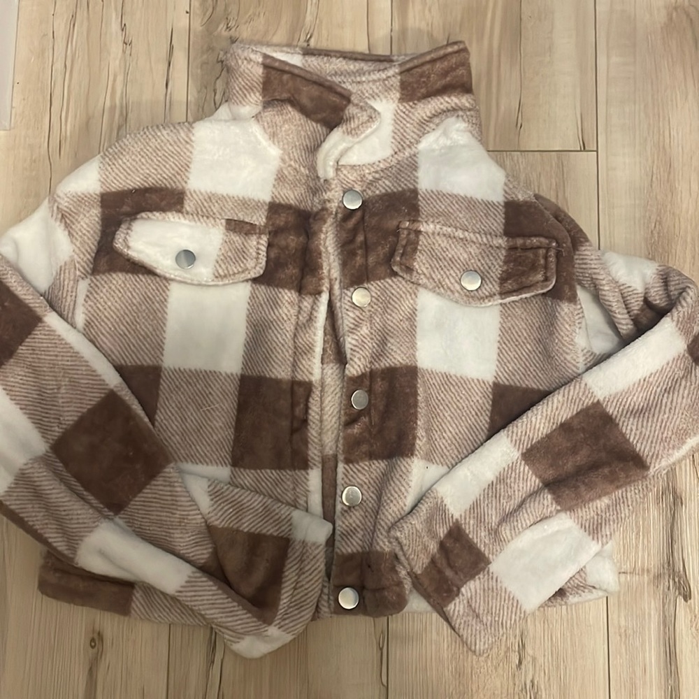 Plaid patterned cropped flannel jacket.